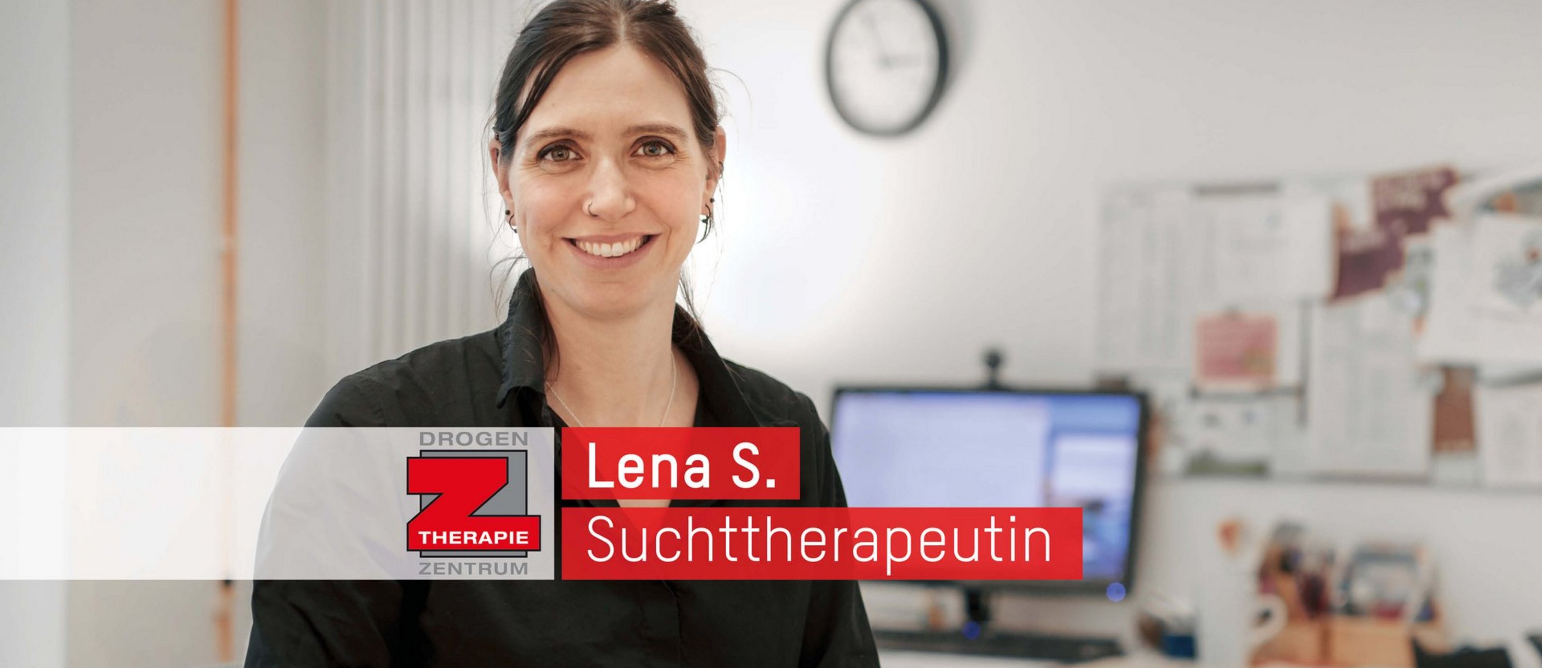 Die Suchttherapeutin Lena S. lächelt freundlich in die Kamera. Sie sitzt in einem Büro. Ein rotes Textfeld im Vordergrund identifiziert sie als Teil des „Projekt Z Therapie".