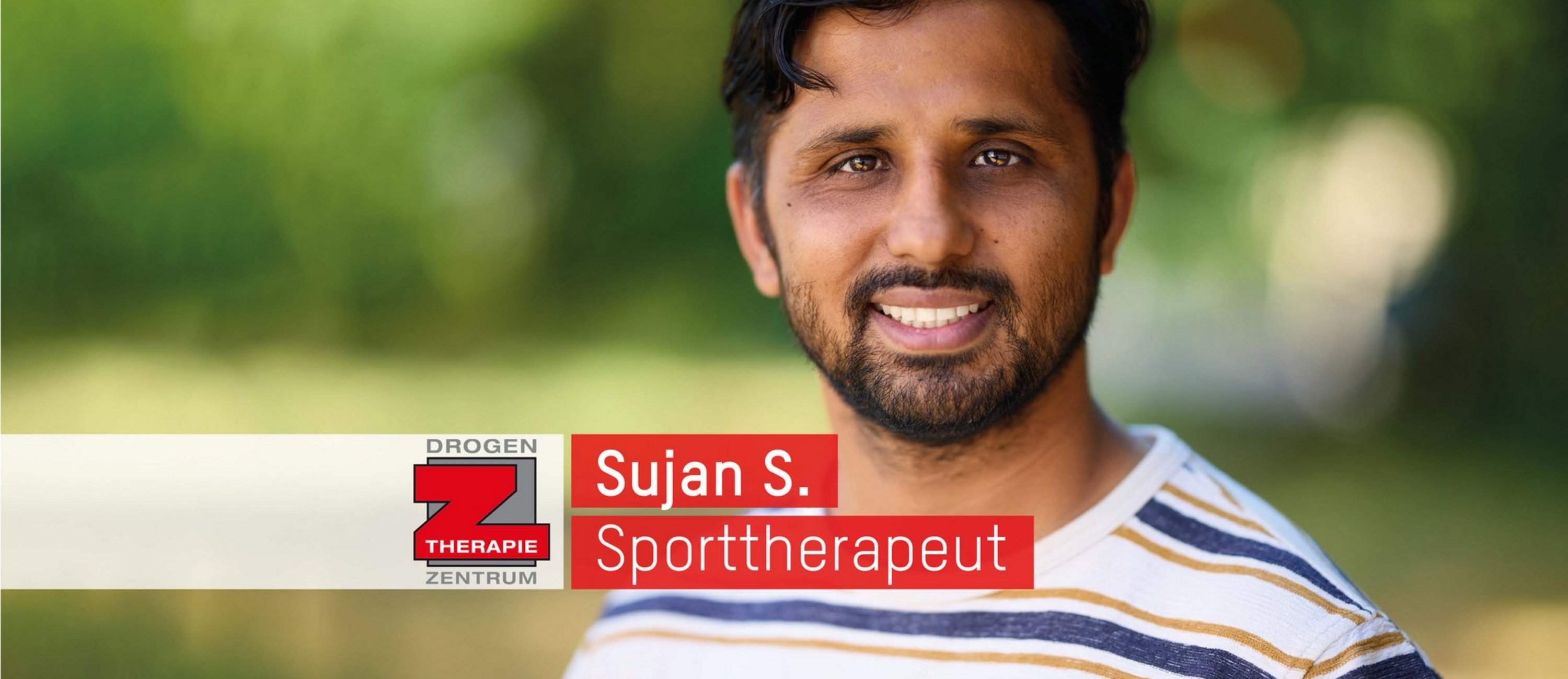 Porträt von Sujan S., Sporttherapeut, der lächelnd in die Kamera schaut. Ein Textbanner im Vordergrund nennt seinen Namen, Beruf und das Logo des Prozen Therapie Zentrums.