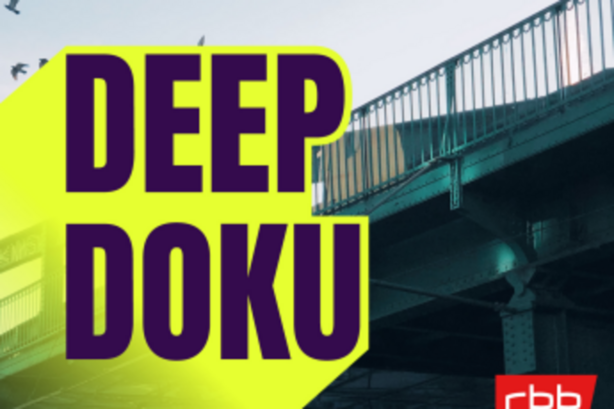Titelgrafik für „DEEP DOKU“ in lila Schrift auf leuchtend gelbem Grund. Im Hintergrund ist eine Brücke mit fliegenden Vögeln zu sehen. Unten rechts befindet sich das rote rbb-Logo.